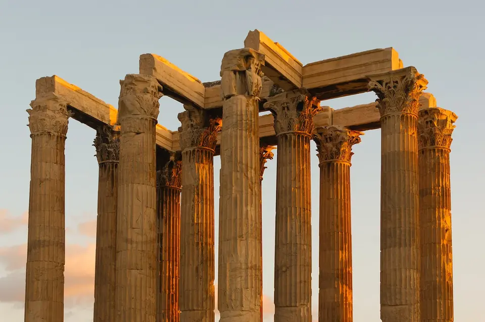 Colunas coríntias do Templo de Zeus Olímpico em Atenas ao fim da tarde